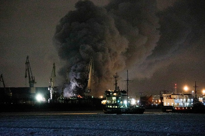 На верфи в Санкт-Петербурге горит недостроенный корвет ВМС РФ 04
