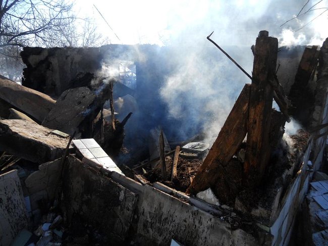 Российские наемники обстреляли Зайцевое из крупнокалиберных пулеметов - сгорела одна деревянная здание - штаб АТО 01