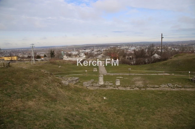 Античность не пережила российских оккупантов: в Керчи рухнули колонны на руинах Пантикапея 04