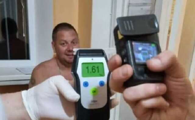 Пьяный полковник СБУ Беликов, вооруженный автоматом, угрожал патрульным и пытался убежать от них 02