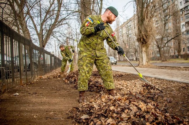 Канадские военные инструкторы решили убрать листья вокруг госпиталя в Николаеве, - Генштаб 01