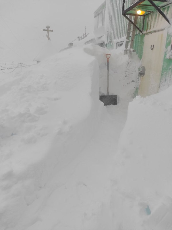В Антарктиду пришла зима: украинских полярников заметает снегом 03