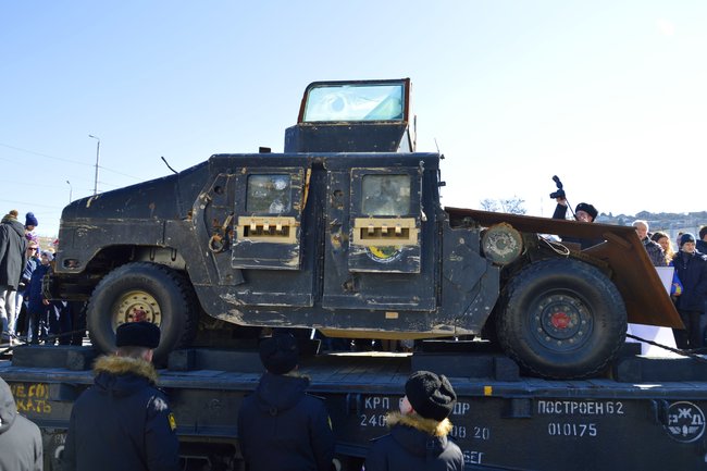 Автомобили HMMWV и БМП ACV-15: оккупанты в Севастополе похвастались военными трофеями из Сирии 10