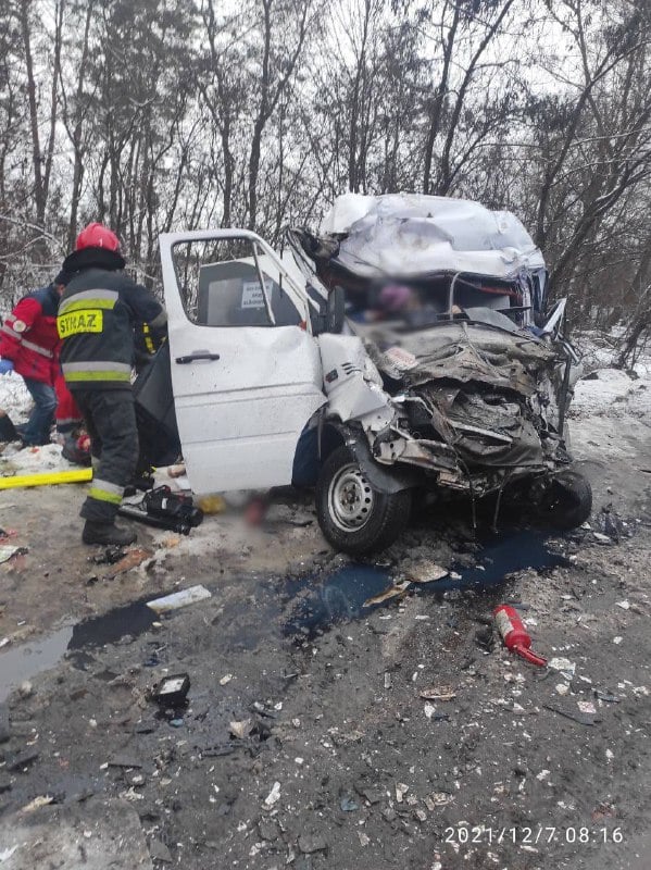 Зіткнення вантажівки та маршрутки на Чернігівщині: 11 осіб загинуло, 8 - травмовано 01
