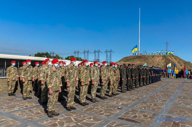 На Хортиці військовослужбовці Нацгвардії розгорнули 100-метровий прапор України 01