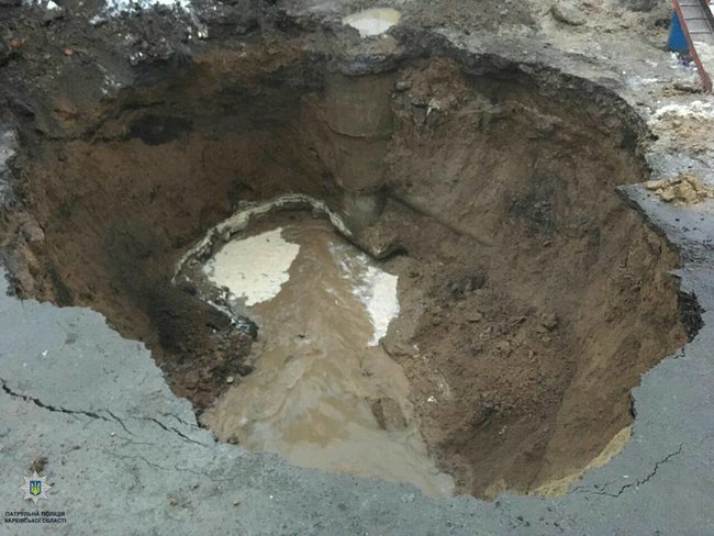 Обвал грунта в Харькове: 70 домов остались без воды, в глубокую яму провалился внедорожник 07