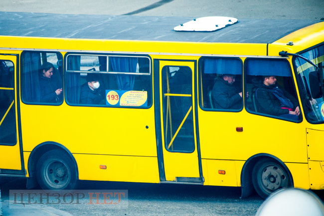 Переполненные маршрутки, штурмующие автобус пассажиры и люди без масок: общественный транспорт Киева в условиях карантина 13