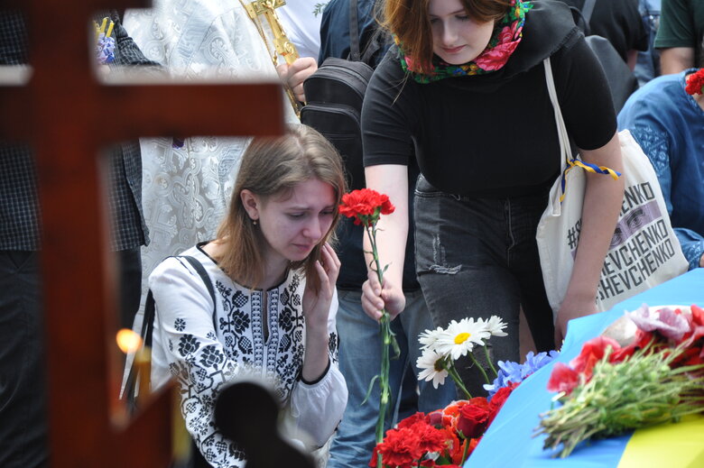 Із загиблим у бою з росіянами Романом Ратушним попрощалися в Києві 40