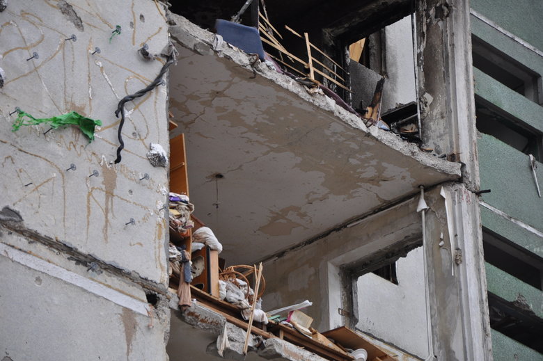 Несколькометровые воронки и разрушенные дома: последствия обстрела Чернигова российскими оккупантами 48