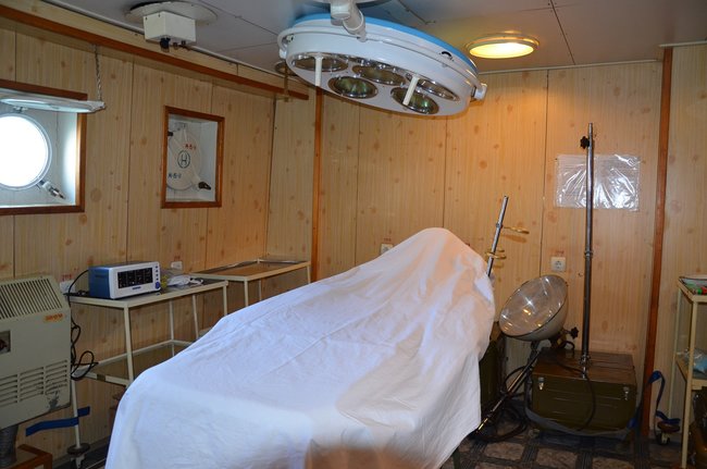Пришвартованный в Одессе санитарный катер Сокаль подготовили для больных COVID-19 04