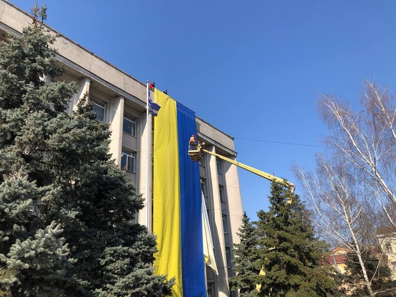 На міськраді захопленого Херсону повісили великий український прапор 01