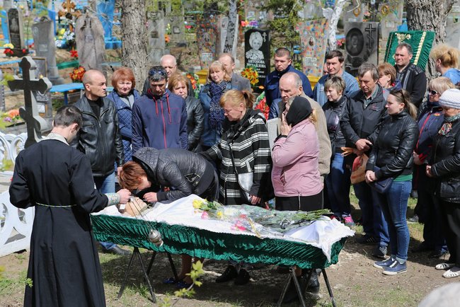 С погибшим в зоне АТО воином 53-й ОМБр Александром Матусом простились в Лисичанске 13