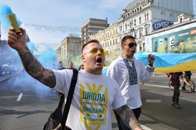 Самый большой флаг Украины пронесли по центру Киева 07