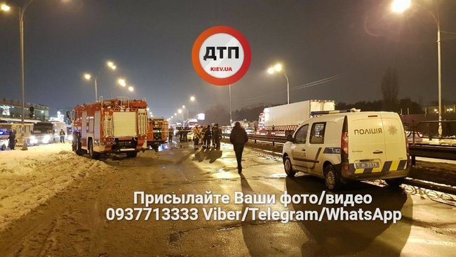 Возле станции метро Лесная в Киеве неизвестные взорвали две гранаты и скрылись, есть пострадавший 07