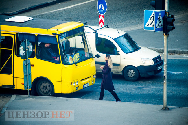 Переполненные маршрутки, штурмующие автобус пассажиры и люди без масок: общественный транспорт Киева в условиях карантина 09