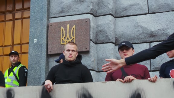 В Киеве возле здания СБУ прошла акция Когда сядет Медведчук? 06