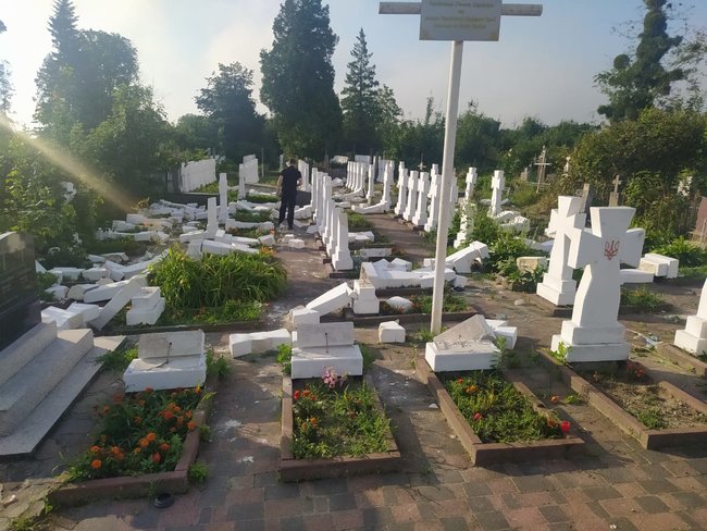 20-річний хлопець пошкодив 59 могильних хрестів і памятників на кладовищі в Стрию, - Нацполіція 02