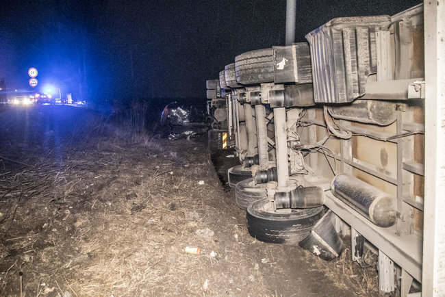 Три человека погибли в результате столкновения грузового автомобиля и Peugeot под Киевом 05