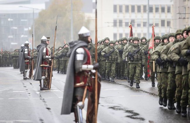 Украинские десантники приняли участи в параде в честь 100-летия восстановления Вооруженных Сил Литвы 12