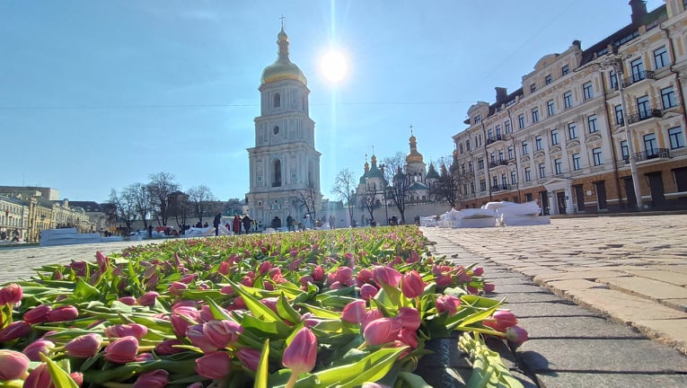 На Софійській площі в Києві виклали герб України з 1,5 млн квітів на честь жінок, які допомагають фронту 17