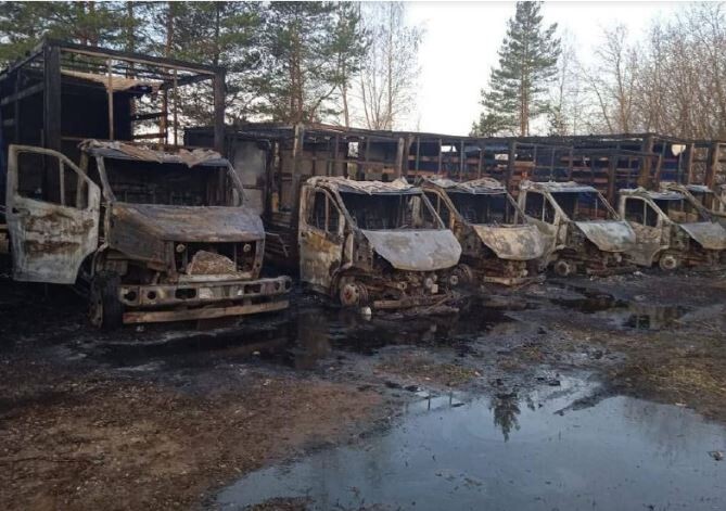 У Тверській області в масштабній пожежі згоріло 38 вантажівок 02