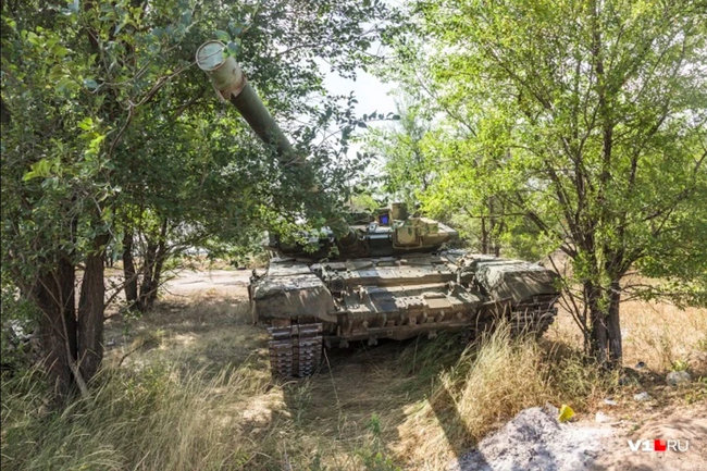 Боевой танк обнаружили на свалке в России 05