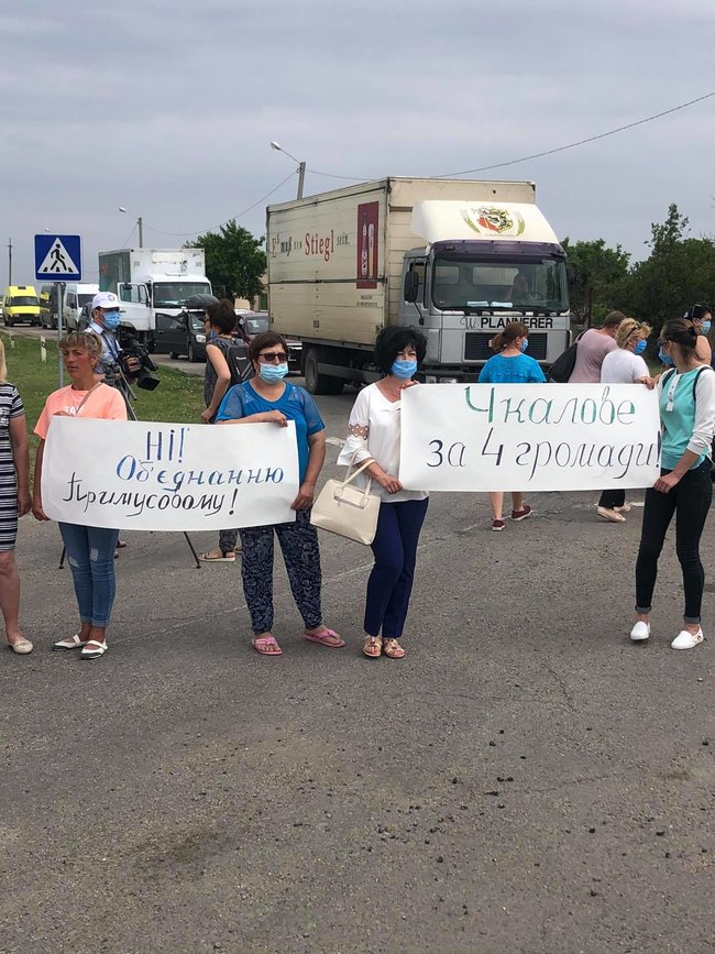 Жители сел Новотроицкого района на Херсонщине перекрыли дорогу Херсон-Геническ и протестуют против принудительного объединения в единую ОТГ 04
