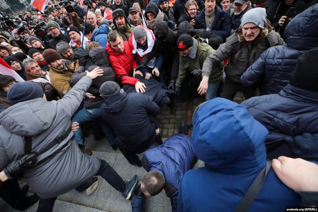 Мирно ми не домовимося, - в центрі Мінська протестують проти інтеграції з Росією 07
