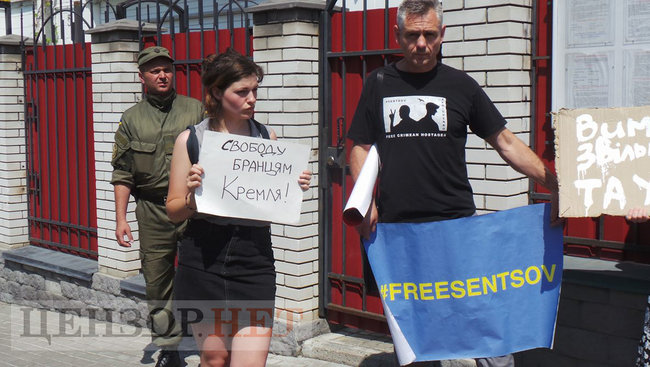 Заберіть своїх - віддайте наших, - активісти пікетували консульство РФ у Києві з вимогою звільнення українських політвязнів 06