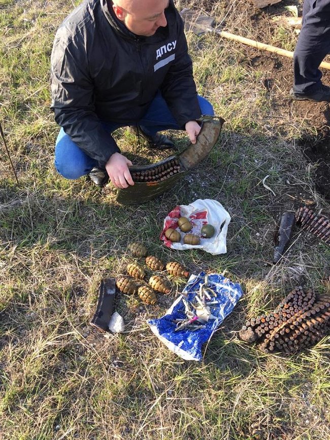 У Донецькій області поблизу лінії розмежування прикордонники знайшли сховок із боєприпасами 02