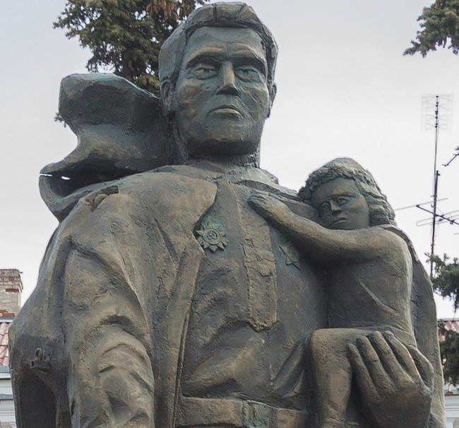 Что-то пошло не так: оккупанты вновь опозорились с открытием памятника в Крыму 02