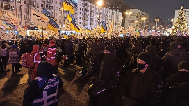 Зе, ответь за базар!, - ФОПы протестуют возле ДК Украина перед концертом 95 квартала 13