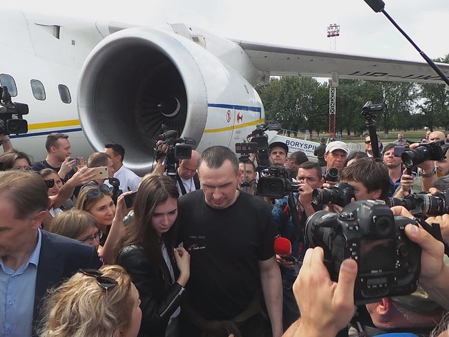 Освобожденные украинцы прилетели в Киев 12
