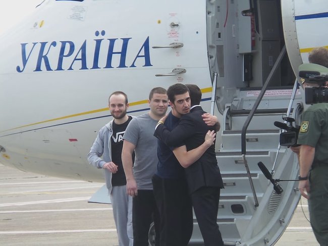 Освобожденные украинцы прилетели в Киев 06
