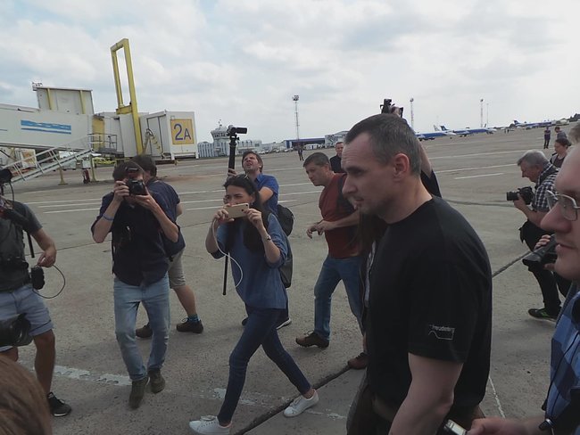 Освобожденные украинцы прилетели в Киев 18