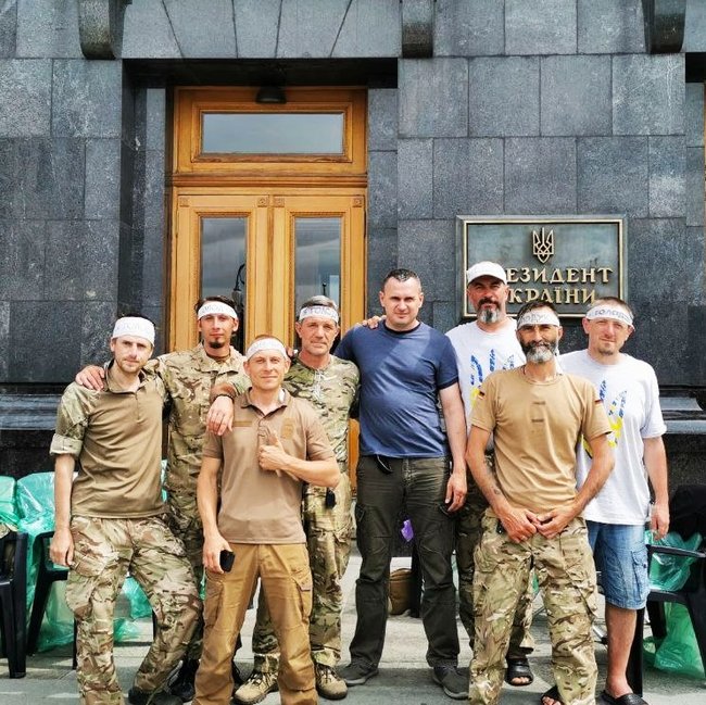 Сенцов пришел к побратимам убитого добровольца Олешко (Сармата), голодающим под ОП 11-й день 02