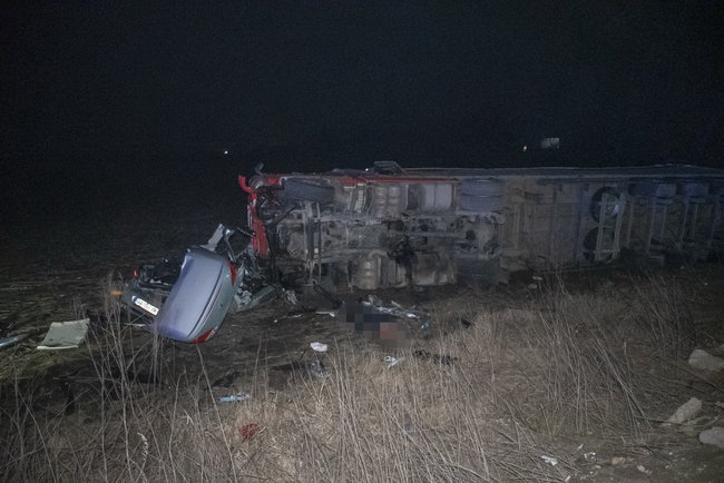 Три человека погибли в результате столкновения грузового автомобиля и Peugeot под Киевом 03