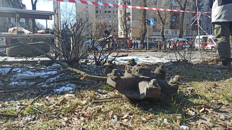 Наслідки падіння збитої російської крилатої ракети на Куренівку в Києві 27