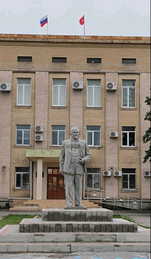 В Геническе рашисты вывесили советское знамя и восстановили памятник Ленину 02