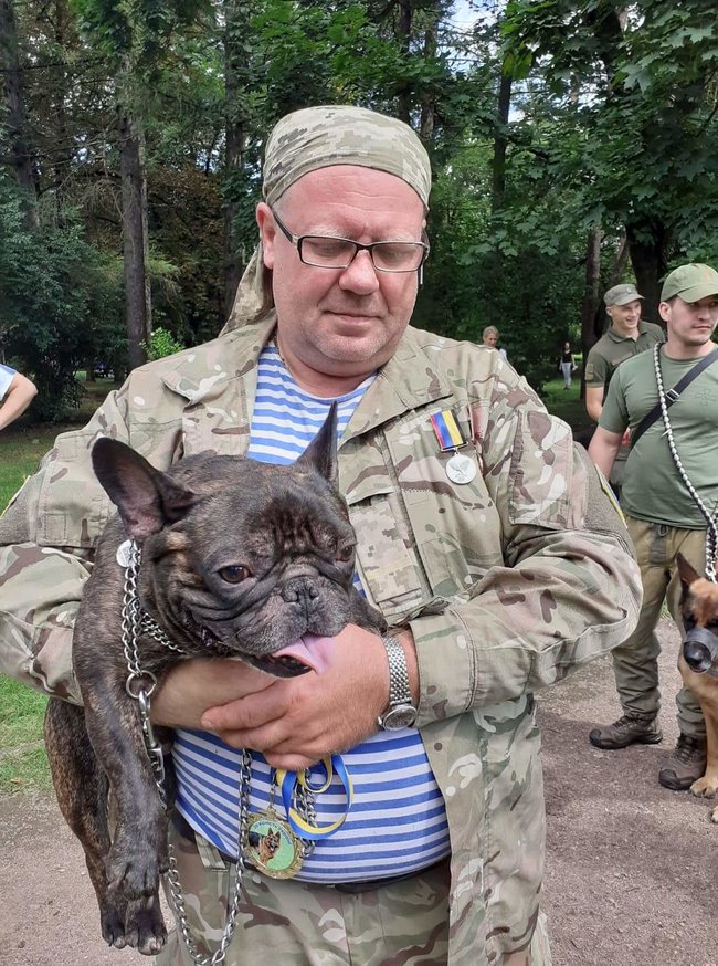 Во Львове наградили собак, служивших вместе с хозяевами в зоне боевых действий на Донбассе 02
