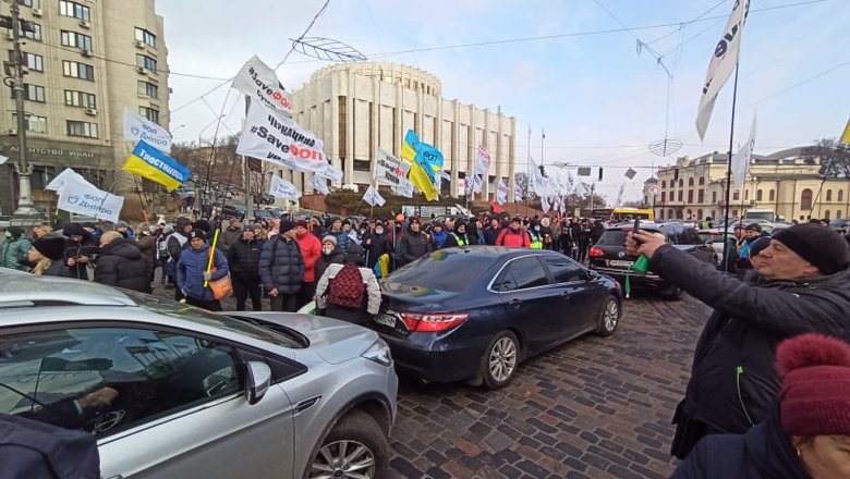 Акція SaveФОП у центрі Києва: мітингувальників відтіснили із Хрещатика, вони прямують під Раду 49