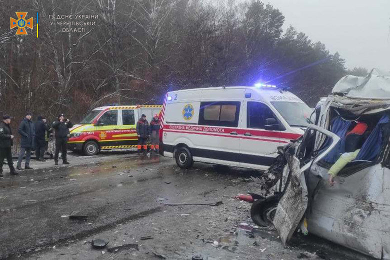 Зіткнення вантажівки та маршрутки на Чернігівщині: 11 осіб загинуло, 8 - травмовано 14