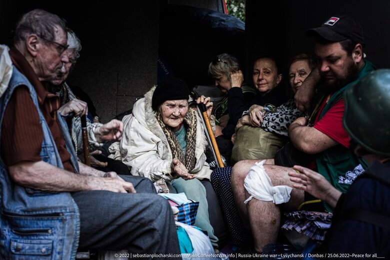 Фонд Добра та Любові продовжує евакуацію людей та допомагає подолати гуманітарну катастрофу в Лисичанську 02