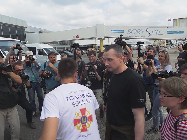 Освобожденные украинцы прилетели в Киев 14