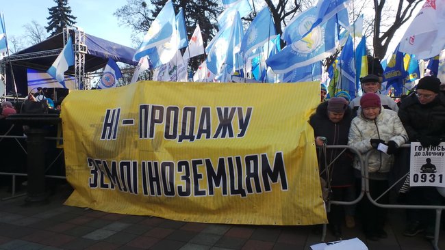 Под ВР митингуют против рынка земли, произошли потасовки с правоохранителями при попытке активистов установить палатки 37