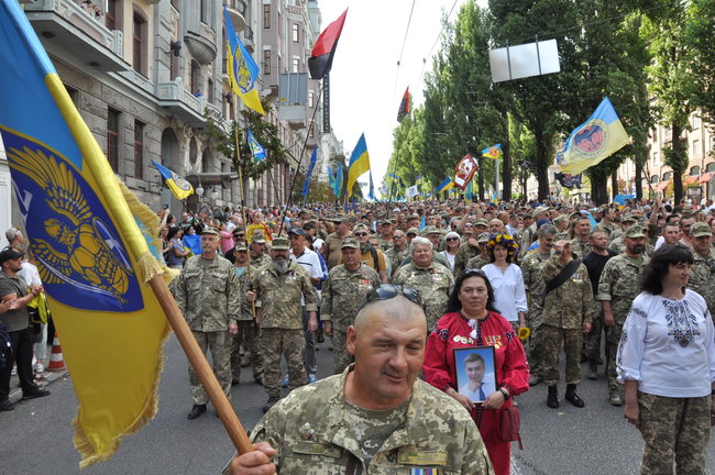 Марш защитников Украины прошел в центре Киева 87