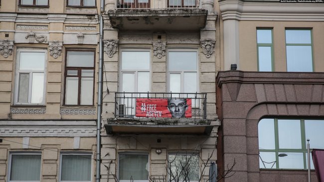 Звільнений журналіст Асєєв зняв із балкона редакції видання Український тиждень банер на свою підтримку 02