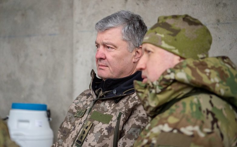 Порошенко привіз допомогу бійцям на південь України: бронежилети, шоломи, генератори 04