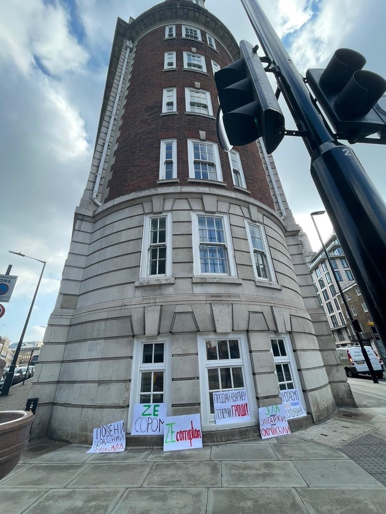 Продай квартиру - верни деньги: Украинские активисты в Лондоне пикетировали квартиру Зеленского 04