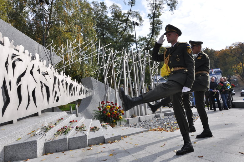 В Киеве почтили память погибших за свободу и независимость Украины 27
